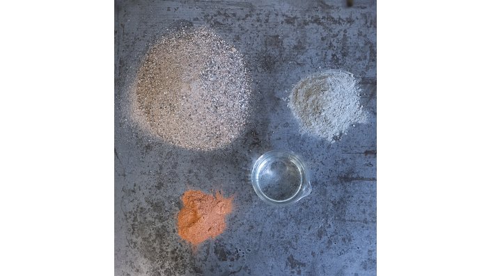 drei verschiedenfarbige Pulver liegen auf einer glatten Oberfläche