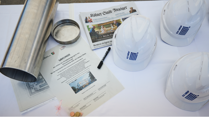 Zur feierlichen Grundsteinlegung wurde eine Zeitkapsel mit verschiedenen Utensilien gefüllt.