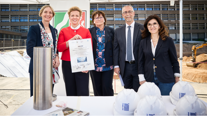 Bei der feierlichen Grundsteinlegung für das neue Hörsaalzentrum: v.l. Prof. Dr. Sylvia Heuchemer (Präsidentin der TH Köln), Ina Brandes MdL (Ministerin des Landes Nordrhein-Westfalen), Gabriele Willems (Geschäftsführerin des BLB NRW), Michael Neuß (Leiter der BLB Niederlassung Köln) und Teresa de Bellis-Olinger (Bürgermeisterin der Stadt Köln). 
