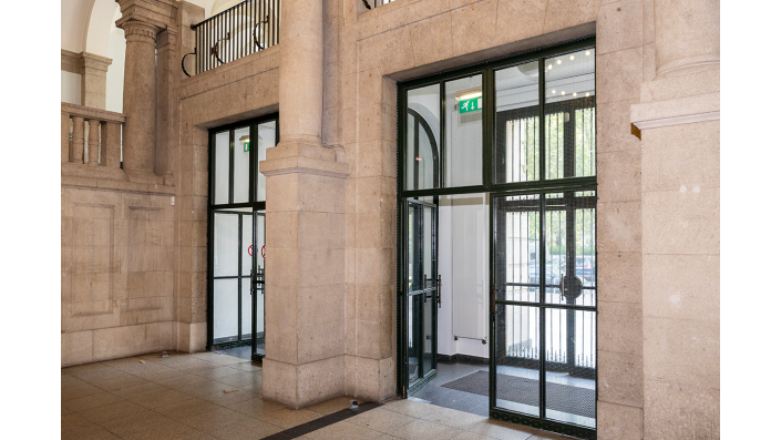 Die Eingangstpren in der Claudiusstraße von innen