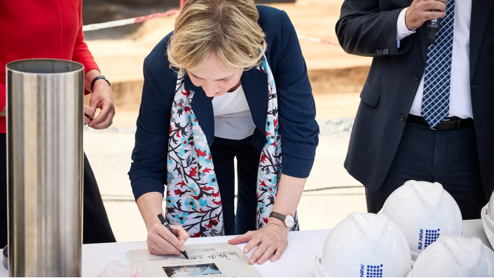 Prof. Dr. Sylvia Heuchemer beim Unterschreiben der Urkunde zur feierlichen Grundsteinlegung.