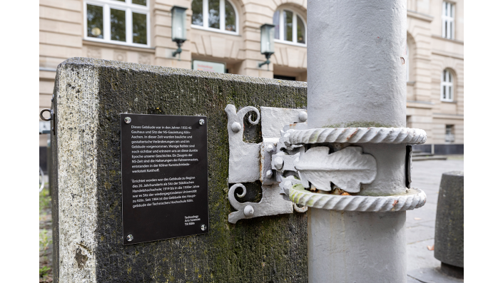 Die Denkmaltafel neben der Fahnenhalterung