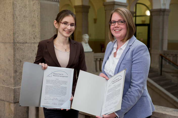 Die Preisträgerinnen Veronika Kucharczyk (links) und Jana Lisa Spoddig Die Preisträgerinnen Veronika Kucharczyk (links) und Jana Lisa Spoddig