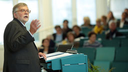 Prof. Mergener am Rednerpult vor Gästen im Hörsaal (Bild: Thilo Schmülgen / FH Köln)