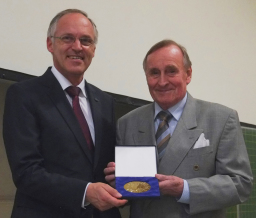 Der Präsident der Fachhochschule Köln, Prof. Dr. Christoph Seeßelberg, überreicht Kurt Harbodt die Ehrenmedaille der Hochschule im Rahmen des internationalen Frühjahrssymposiums des ITT.