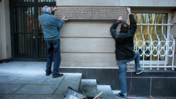 Die Kunstgiesserei Martin Schweitzer bringt die Denkmaltafel am Gebäude an (v.l. Hans-Willi Schweitzer und Martin Schweitzer). (Bild: Thilo Schmülgen/ FH Köln)