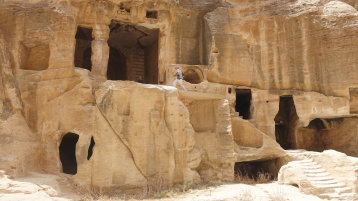 Außenansicht auf "Little Petra", einer Siedlung wenige Kilometer nördlich von Petra.  (Image: Sarah Hutt/TH Köln)