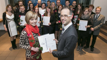 Die ersten Absolventen der Fakultät für Angewandte Naturwissenschaften. Antonia Göbel (rechts) wurde von Studiendekan Prof. Dr. Dirk Burdinski als Jahrgangsbeste ausgezeichnet. (Bild: Hanne Engwald/FH Köln)