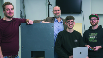 Das APEC Visual-Team (v. l.): Sebastian Kalkhoff , Tobias Bayer, Gabriel Schmitz mit ihrem Betreuer Prof. Dr. Arnulph Fuhrmann (Bild: Michael Bause/TH Köln)