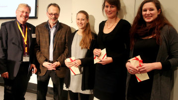 v. l. Prof. Dr. Robert Fuchs (Leiter des Instituts für Restaurierungs- und Konservierungswissenschaft der Fachhochschule Köln), Dr. Michael Euler-Schmidt (Vorsitzender des Vereins der Freunde und Förderer des Instituts für Restaurierungs- und Konservierungswissenschaft der Fachhochschule Köln e.V), Farina Bebenek (1. Preis), Tracy Niepold (2. Preis) und Laura Peters (3. Preis) (Bild: Yvonne Klasen/FH Köln)