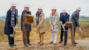 Dr. Martin Brans (BLB), NRW-Finanzminister Norbert Walter-Borjans, Gabriele Willems (BLB), Vera Rottes (neue bahnstadt opladen GmbH), Oberbürgermeister Uwe Richrath und Prof. Dr. Rüdiger Küchler (TH Köln) (Bild: Thilo Schmülgen/TH Köln)