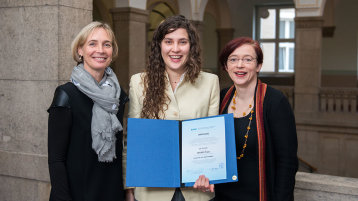 Prof. Dr. Sylvia Heuchemer, Vizepräsidentin für Lehre und Studium, DAAD-Preisträgerin Fernanda Vila und Prof. Dr. Barbara Ahrens (v.l.) (Image: Costa Belibasakis/TH Köln)