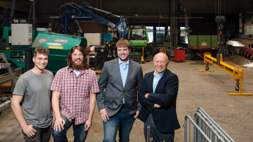 Eduard Dietrich, Andreas Bogala, Dirk Niederberghaus und Prof. Dr. Alfred Ulrich (v.l.) in der Halle des Kölner Labors für Baumaschinen. (Bild: Costa Belibasakis/TH Köln)