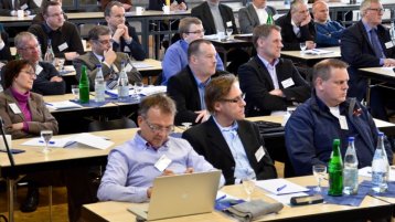 Teilnehmerinnen und Teilnehmer des Symposiums "Notfallrettung im ländlichen Raum - Luftrettung als Lösung?!" im Rahmen des Forschungsprojekts PrimAIR (Bild: Vanessa Meuthen) Teilnehmerinnen und Teilnehmer des Symposiums "Notfallrettung im ländlichen Raum - Luftrettung als Lösung?!" im Rahmen des Forschungsprojekts PrimAIR (Bild: Vanessa Meuthen)