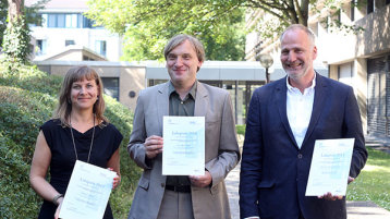 Die Gewinner des diesjährigen Lehrpreises (v. l.) Simone Sandholz, Dr. Udo Nehren, Prof. Dr. Michael Hagen. (Bild: Yvonne Klasen/FH Köln)