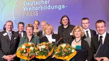 Der Deutsche Weiterbildungspreis wurde von der Ministerin für Schule und Weiterbildung des Landes NRW Sylvia Löhrmann im Rahmen einer Festveranstaltung im Haus der Technik in Essen übergeben. Die Preisträgerin Prof. Brititte Caster (3.v.l.) neben Ministerin Sylvia Löhrmann (2.v.l.) (Bild: Peter Wieler/ Haus der Technik) Der Deutsche Weiterbildungspreis wurde von der Ministerin für Schule und Weiterbildung des Landes NRW Sylvia Löhrmann im Rahmen einer Festveranstaltung im Haus der Technik in Essen übergeben. Die Preisträgerin Prof. Brititte Caster (3.v.l.) neben Ministerin Sylvia Löhrmann (2.v.l.) (Bild: Peter Wieler/ Haus der Technik)