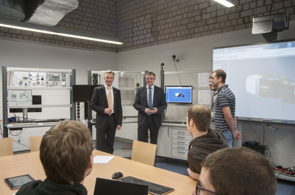 v.l.:Bernhard Kempf (Leiter der Vertriebsniederlassung NRW der Bosch Sicherheitssysteme GmbH), Prof. Dr. Jörg Reintsema (Fachhochschule Köln) v.l.:Bernhard Kempf (Leiter der Vertriebsniederlassung NRW der Bosch Sicherheitssysteme GmbH), Prof. Dr. Jörg Reintsema (Fachhochschule Köln)