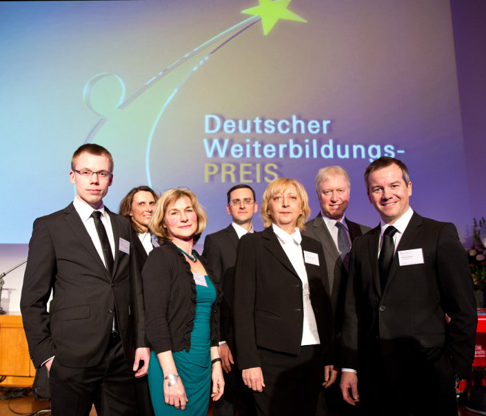 Die Gewinnerin des Deutschen Weiterbildungspreises Prof. Brigitte Caster (3. v.l.) von der Fakultät für Architektur und Mitglied im Hochschulrat der Fachhochschule Köln mit dem Zweitplatzierten Dr. Johann Bölts von der Universität Oldenburg im Kreise der anderen Finalisten.