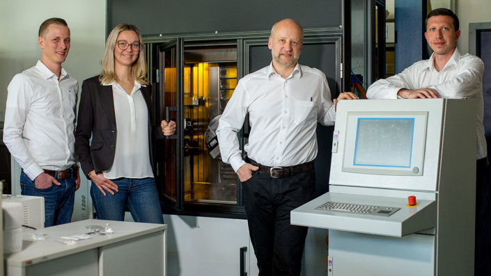 Geschäftsführer Christian Pöpperl, die kaufmännische Leiterin Carina Kühl, Mentor Prof. Dr. Jörg Luderich und und Entwicklungsingenieur Simon Nijmeijer Geschäftsführer Christian Pöpperl, die kaufmännische Leiterin Carina Kühl, Mentor Prof. Dr. Jörg Luderich und und Entwicklungsingenieur Simon Nijmeijer