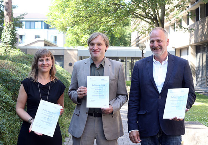 Die Gewinner des diesjährigen Lehrpreises (v. l.) Simone Sandholz, Dr. Udo Nehren, Prof. Dr. Michael Hagen. Die Gewinner des diesjährigen Lehrpreises (v. l.) Simone Sandholz, Dr. Udo Nehren, Prof. Dr. Michael Hagen.