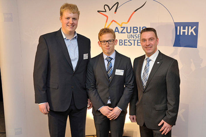 v.l. Tobias Schmitz, Jan-Hendrik Rath, Edgar Lengwenat - Bereichsleiter für die Dualen Studiengänge Bauingenieurwesen beim Berufsförderungswerk der Bauindustrie NRW gGmbH v.l. Tobias Schmitz, Jan-Hendrik Rath, Edgar Lengwenat - Bereichsleiter für die Dualen Studiengänge Bauingenieurwesen beim Berufsförderungswerk der Bauindustrie NRW gGmbH