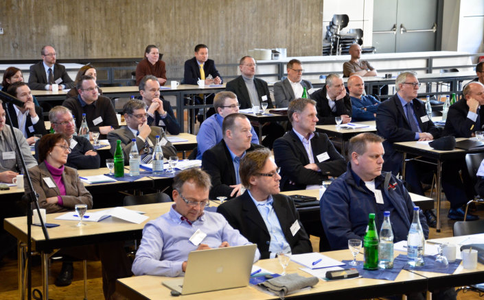 Teilnehmerinnen und Teilnehmer des Symposiums "Notfallrettung im ländlichen Raum - Luftrettung als Lösung?!" im Rahmen des Forschungsprojekts PrimAIR. Teilnehmerinnen und Teilnehmer des Symposiums "Notfallrettung im ländlichen Raum - Luftrettung als Lösung?!" im Rahmen des Forschungsprojekts PrimAIR.