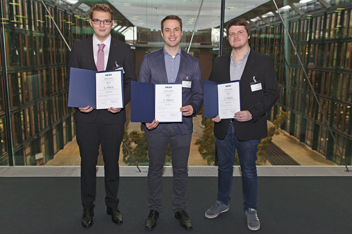 Drei Männer halten jeder eine Urkunde in der Hand. Drei Männer halten jeder eine Urkunde in der Hand.