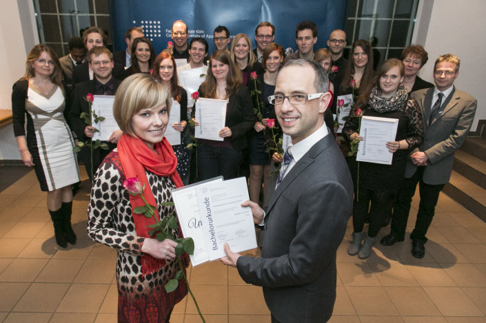 Die ersten Absolventen der Fakultät für Angewandte Naturwissenschaften. Antonia Göbel (rechts) wurde von Studiendekan Prof. Dr. Dirk Burdinski als Jahrgangsbeste ausgezeichnet.