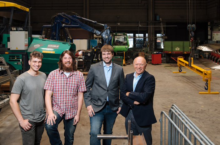 Eduard Dietrich, Andreas Bogala, Dirk Niederberghaus und Prof. Dr. Alfred Ulrich (v.l.) in der Halle des Kölner Labors für Baumaschinen. Eduard Dietrich, Andreas Bogala, Dirk Niederberghaus und Prof. Dr. Alfred Ulrich (v.l.) in der Halle des Kölner Labors für Baumaschinen.