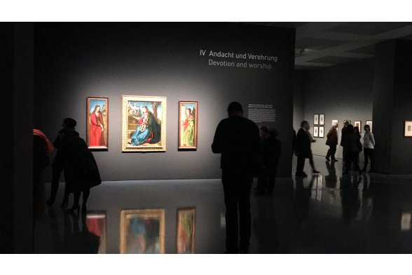 Blick in die Ausstellung „Cranach. Meister – Marke – Moderne im Museum Kunstpalast, Düsseldorf.