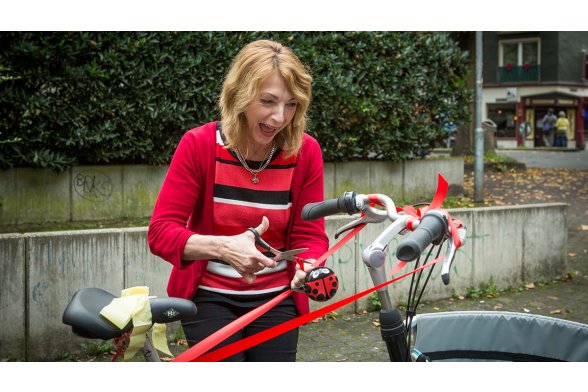 Prof. Dr. Karla Misek-Schneider tauft das nach ihr benannte Lastenfahrrad.