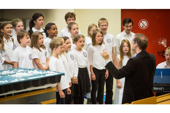 Großen Applaus erhielt der Kinder-Uni-Chor unter der Leitung von Alexander Schmidt bei der KinderUni-Diplomvergabe in der TH Köln