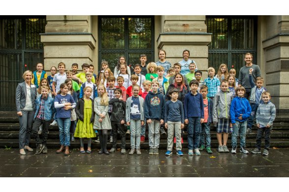 55 Kinder und Jugendliche erhalten das Diplom der KölnerKinderUni – Gruppenbild vor dem Hauptgebäude der TH Köln