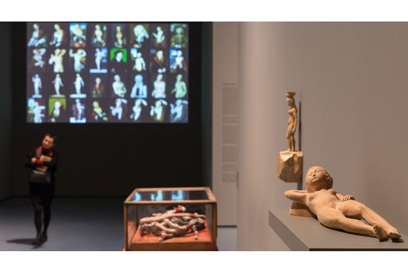 Blick in die Ausstellung „Cranach. Meister – Marke – Moderne im Museum Kunstpalast, Düsseldorf. Im Vordergrund Arbeiten von Paloma Varga Weisz und in der Vitrine von Berlinde de Bruyckere
