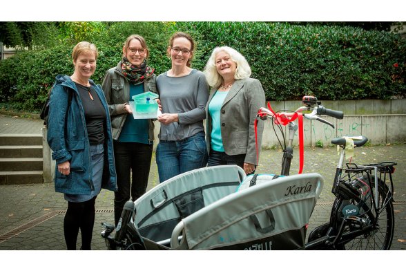 Bettina Jorzik vom Stifterverband, Stefanie Vogt und Melanie Werner von der TH Köln, sowie Daniela Mägdefessel vom Stifterverband (v.l.) mit Hochschulperle und Lastenfahrrad "Karla".