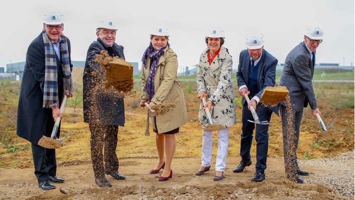 Dr. Martin Brans (BLB), NRW-Finanzminister Norbert Walter-Borjans, Gabriele Willems (BLB), Vera Rottes (neue bahnstadt opladen GmbH), Oberbürgermeister Uwe Richrath und Prof. Dr. Rüdiger Küchler (TH Köln)