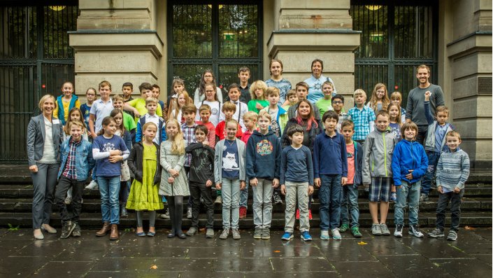 55 Kinder und Jugendliche erhalten das Diplom der KölnerKinderUni – Gruppenbild vor dem Hauptgebäude der TH Köln