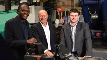 Marius Nono Tamo, Prof. Dr. Alfred Ulrich und Valentin Farbischewski vom Kölner Labor für Baumaschinen (KLB) der TH Köln. (Bild: Costa Belibasakis/TH Köln)