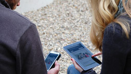 Der neue Internetauftritt auf einem Smartphone und Tablet (Bild: Monika Probst/FH Köln) Der neue Internetauftritt auf einem Smartphone und Tablet (Bild: Monika Probst/FH Köln)