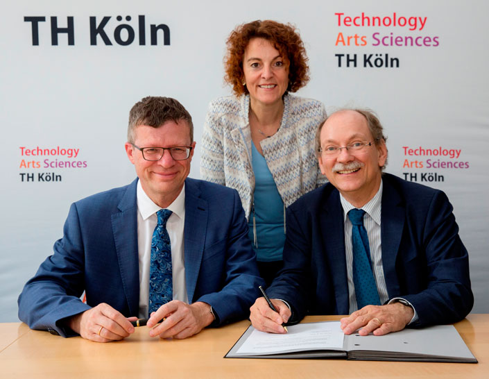 Unterzeichnung der Kooperationsvereinbarung: Prof. Dr. Klaus Becker, Geschäftsführender Vizepräsident der TH Köln, Prof. Dr. Simone Fühles-Ubach, Dekanin der Fakultät für Informations- und Kommunikationswissenschaften, und Dr. Dietrich Nelle, Interimsdirektor ZB MED (v.l.) Unterzeichnung der Kooperationsvereinbarung: Prof. Dr. Klaus Becker, Geschäftsführender Vizepräsident der TH Köln, Prof. Dr. Simone Fühles-Ubach, Dekanin der Fakultät für Informations- und Kommunikationswissenschaften, und Dr. Dietrich Nelle, Interimsdirektor ZB MED (v.l.)