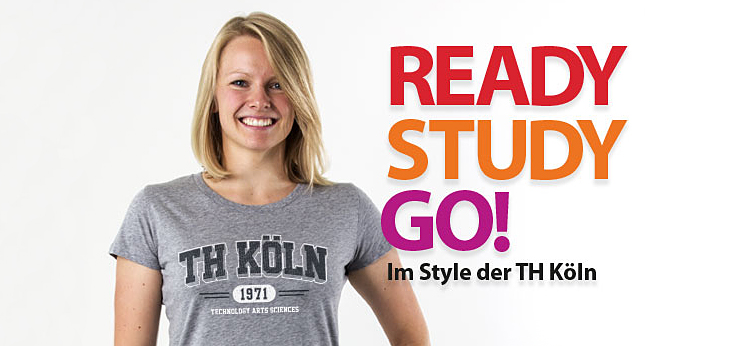 Blonde Frau im grauen T-Shirt mit Aufschrift TH Köln, daneben Schrifzug Ready Study Go im Style der TH Köln (Bild: Camousstortswear)