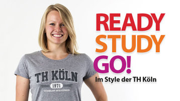 Blonde Frau im grauen T-Shirt mit Aufschrift TH Köln, daneben Schrifzug Ready Study Go im Style der TH Köln (Bild: Camousstortswear)