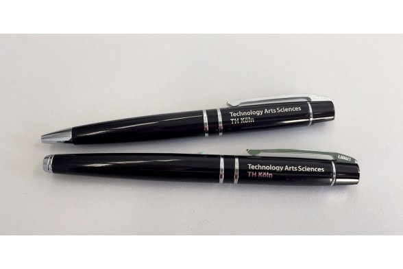 Schwarzes Schreibset mit Schriftzug Technology Arts Sciences TH Köln