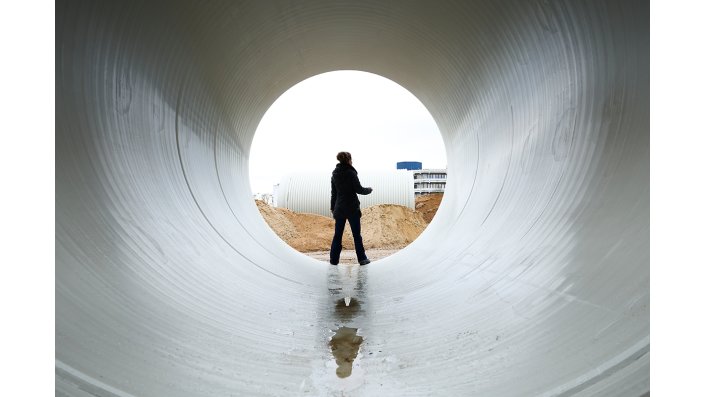 Das Bild illustriert: Die Kunststoff-Rohre haben einen Durchmesser von drei Metern.