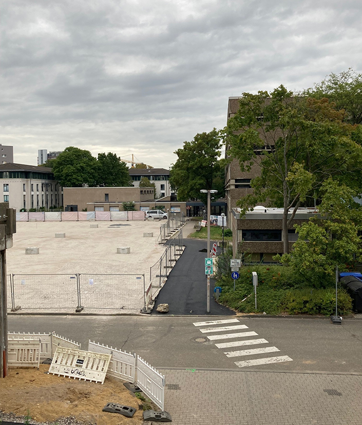 Neuer Weg entlang des Altbaus Neuer Weg entlang des Altbaus