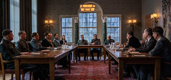 Szene aus "Die Wanseekonferenz" - 15 Vertreter der SS, der NSDAP und der Ministerialbürokratie sitzen in einer Villa in Berlin-Wannsee an einem großen Tisch.
