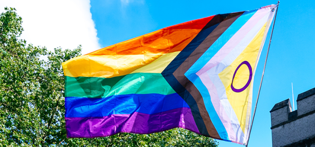 Die Pride Flagge weht (Bild:Costa Belibasakis / TH Köln)