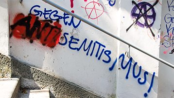 Symbolbild mit antisemitischen Frabschmierereien (Bild: Patrick Dachsenbichler / Adobe Stock)
