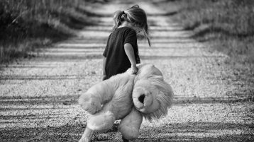 Kleines Mädchem mit einem Teddy in der Hand (Bild: Lisa Runnels auf Pixabay) Kleines Mädchem mit einem Teddy in der Hand (Bild: Lisa Runnels auf Pixabay)