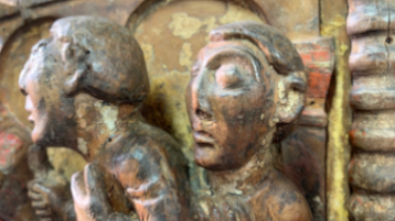 Die Abbildung zeigt die zwei Boten, vor Herodes stehen. Es handelt sich um eine Detailaufnahme aus dem neunten Relief der Bildertür. (Bild: Regina Urbanek)